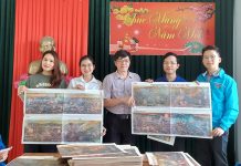 1.000 bức tranh panorama “Chiến dịch Điện Biên Phủ” đến với bạn đọc Quảng Bình Đại diện Văn phòng Báo Nhân Dân tại Quảng Bình trao tặng tranh panorama “Chiến dịch Điện Biên Phủ” cho bạn đọc.