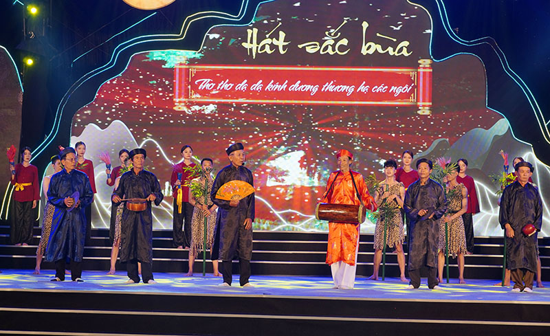 Các nghệ nhân biểu diễn hát sắc bùa tại Hội rằm tháng ba Minh Hóa 2024.