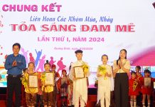 Chung kết liên hoan “Tỏa sáng đam mê” Ban Tổ chức trao thưởng cho các nhóm đoạt giải nhất.