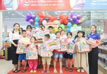 Khai mạc đợt phát hành sách và các hoạt động phục vụ hè 2024 Trao tặng 15 phần quà cho các em thiếu nhi đạt thành tích tốt trong học tập tại địa phương.