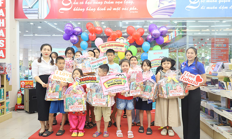 Trao tặng 15 phần quà cho các em thiếu nhi đạt thành tích tốt trong học tập tại địa phương. 