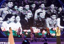 TP. Hồ Chí Minh: Đặc sắc chương trình nghệ thuật “Con đường thế kỷ Người đi” Ca khúc Lời ca dâng Bác do các nghệ sỹ Thùy Trinh và Mai Hiền Xuân trình diễn. (Ảnh: Thu Hương/TTXVN)
