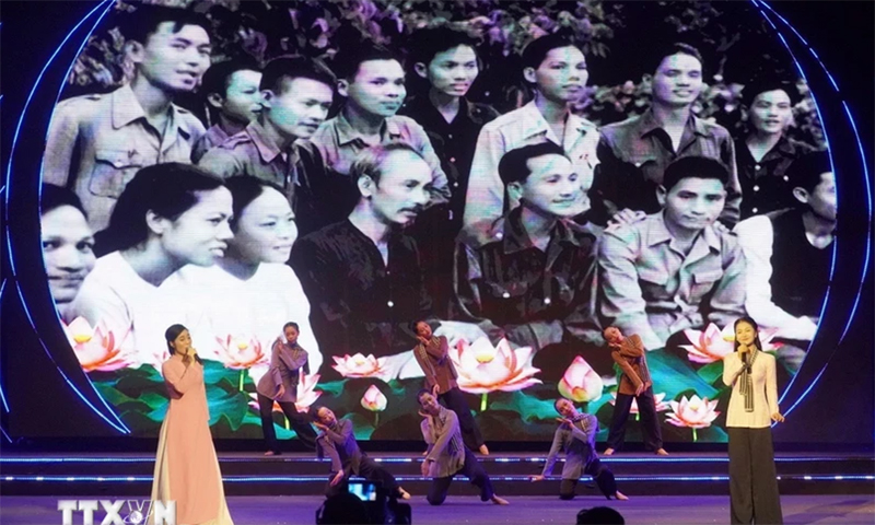 Ca khúc Lời ca dâng Bác do các nghệ sỹ Thùy Trinh và Mai Hiền Xuân trình diễn. (Ảnh: Thu Hương/TTXVN)