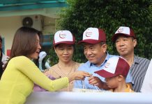 Phó Giám đốc Sở Du lịch Lê Thị Ngọc Hà chuyện trò cùng các du khách trên đoàn tàu charter đến Quảng Bình/