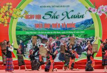 Bảo tồn và phát huy giá trị di sản văn hóa Các nghệ nhân CLB văn hóa dân gian dân tộc Bru-Vân Kiều xã Trường Sơn (Quảng Ninh) trình diễn tại ngày hội “Sắc xuân trên mọi miền Tổ quốc”.