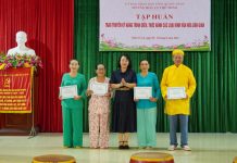 Trao truyền kỹ năng trình diễn các loại hình văn hóa dân gian Giám đốc Sở VH-TT Nguyễn Thị Bích Thủy trao giấy chứng nhận cho các nghệ nhân.