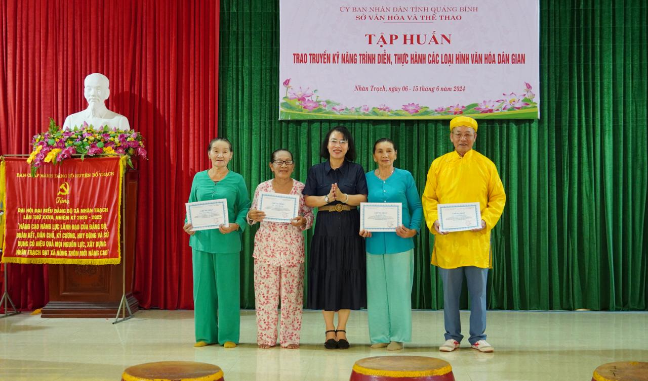 Giám đốc Sở VH-TT Nguyễn Thị Bích Thủy trao giấy chứng nhận cho các nghệ nhân.