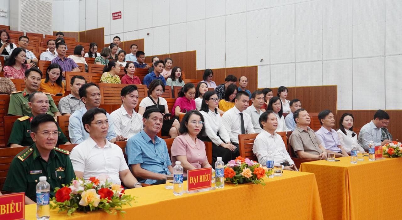 Các đại biểu dự lễ trao giải.