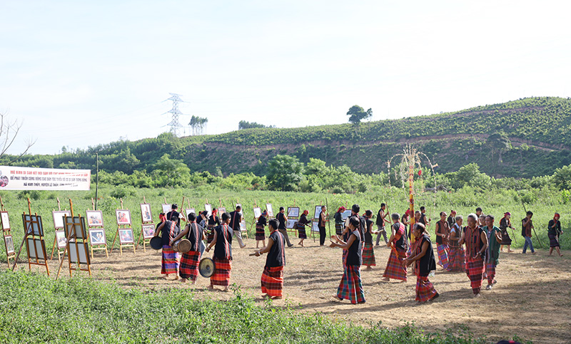 Các học viên tái hiện lại lễ hội Trỉa lúa của người Bru-Vân Kiều.