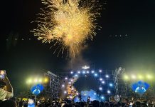 Màn pháo hoa tầm thấp rực rỡ sắc màu. 