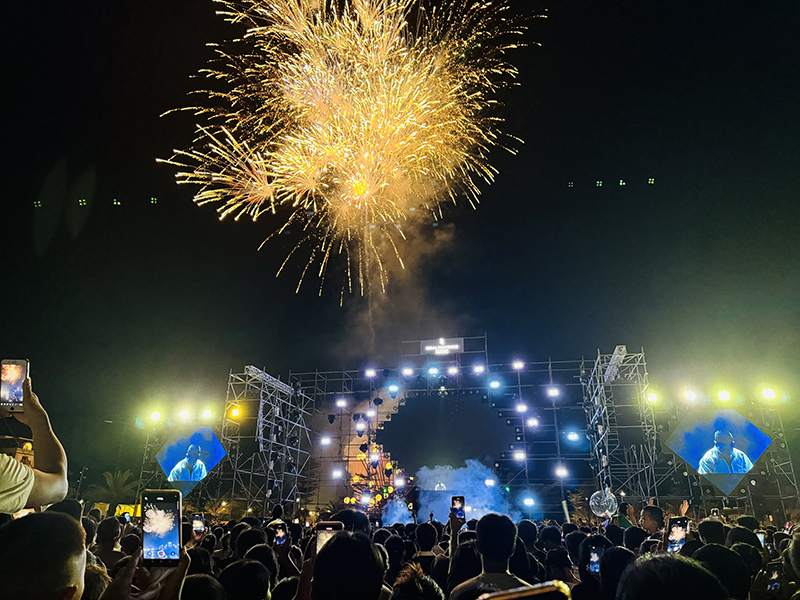 Màn pháo hoa tầm thấp rực rỡ sắc màu. 