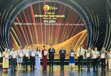 Tác giả Lê Lựu (thứ 7 từ trái sang) nhận giải đồng cho tác  phẩm “Người xây tổ ấm cho chim trời”. 