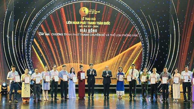 Tác giả Lê Lựu (thứ 7 từ trái sang) nhận giải đồng cho tác  phẩm “Người xây tổ ấm cho chim trời”. 