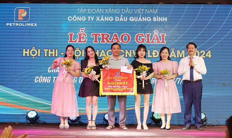 Lãnh đạo Công ty Xăng dầu trao giải nhất toàn đoàn giải hội thi văn nghệ