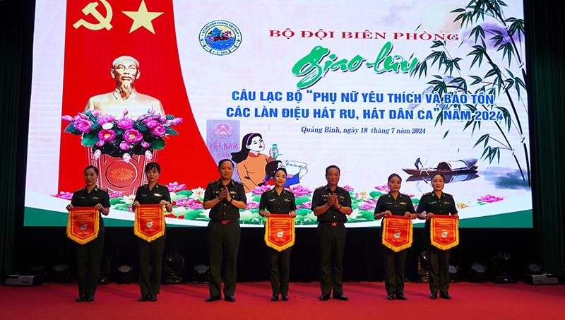 Đồng chí Thiếu tướng Trần Văn Bừng, Chủ nhiệm Chính trị BĐBP và đồng chí đại tá Trịnh Thanh Bình, Chỉ huy trưởng BĐBP tỉnh Quảng Bình tặng cờ lưu niệm cho đại diện các đội tham gia giao lưu.