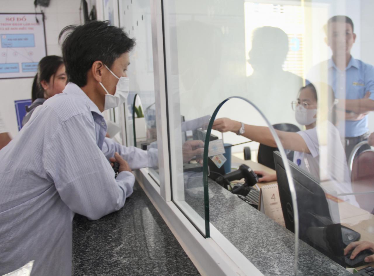 Người dân đăng ký khám, chữa bệnh BHYT tại Bệnh viện đa khoa TP. Đồng Hới.