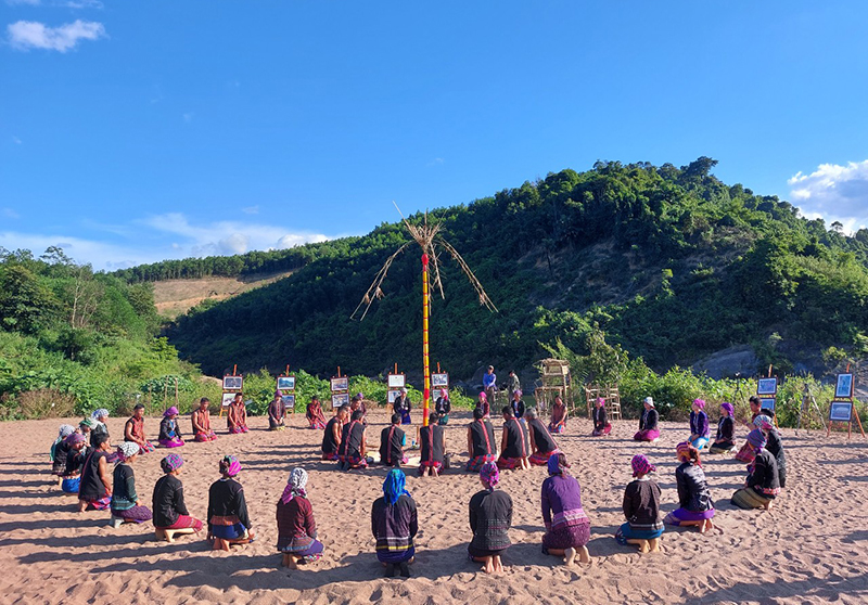 Tham gia lớp tập huấn là những nghệ nhân, già làng, trưởng bản, người có uy tín và đồng bào dân tộc Bru-Vân Kiều ở xã Trọng Hóa.
