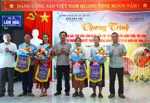 Nâng cao nhận thức về tảo hôn và hôn nhân cận huyết thống Đại diện Ban Dân tộc tỉnh, UBND huyện Tuyên Hóa và xã Lâm Hóa tặng hoa, cờ lưu niệm cho các đội.