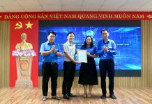 Công bố biểu trưng, bài hát chính thức Đại hội đại biểu Hội LHTN Việt Nam tỉnh Tác giả Lý Minh Luyến trao tặng bản nhạc ca khúc “Khát vọng thanh niên Quảng Bình” cho Hội LHTN Việt Nam tỉnh