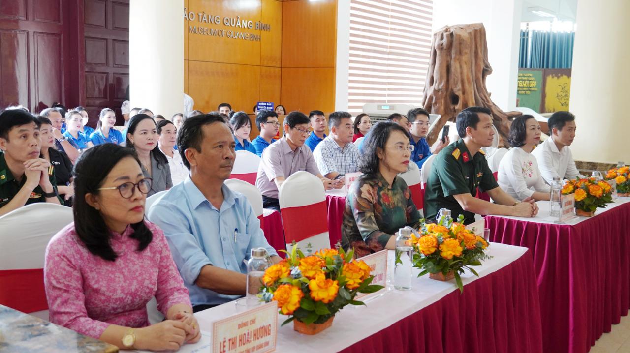 Các đại biểu tham dự khai mạc Triển lãm ảnh “Dấu ấn của Đại tướng Võ Nguyên Giáp với Điện Biên Phủ”.