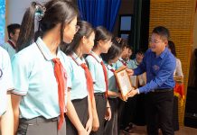 Nhà Thiếu nhi tỉnh tổng kết hoạt động hè và giao lưu văn nghệ Phó Bí thư Tỉnh đoàn Đinh Trung Hiếu trao tặng giấy khen cho các em thiếu nhi.