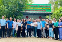 Các đoàn khách đến tham quan, mua sắm tại điểm tham quan du lịch HTX Cự Nẫm.