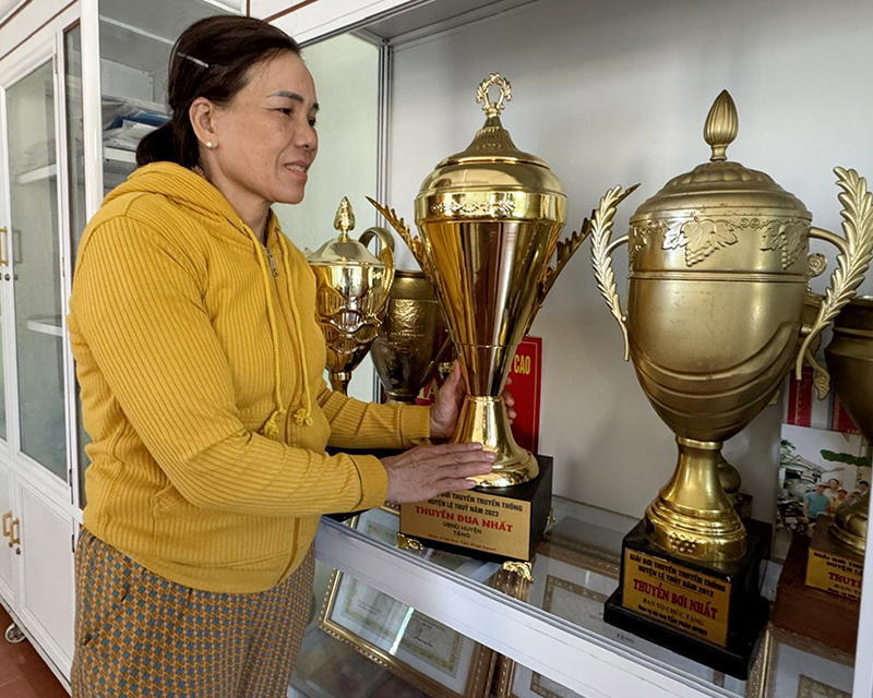 Chị Võ Thị Lài (thôn An Xá, xã Lộc Thủy) tự hào về thành tích đua thuyền nữ.