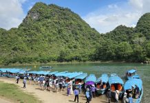 Khách du lịch tham quan động Phong Nha.
