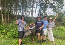 Làm du lịch trên những hố bom Du khách nước ngoài với trải nghiệm một ngày làm nông dân.