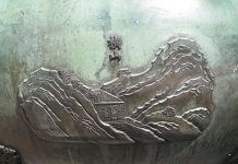 Non nước Quảng Bình trên hình Cửu đỉnh Hoành Sơn trên Huyền đỉnh.