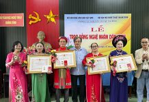 Thêm 4 nghệ nhân được phong tặng danh hiệu nghệ nhân dân gian Việt Nam Trao bằng công nhận danh hiệu NNDG Việt Nam và kỷ niệm chương “Vì sự nghiệp văn nghệ dân gian