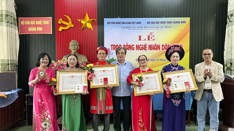 Trao bằng công nhận danh hiệu NNDG Việt Nam và kỷ niệm chương “Vì sự nghiệp văn nghệ dân gian 