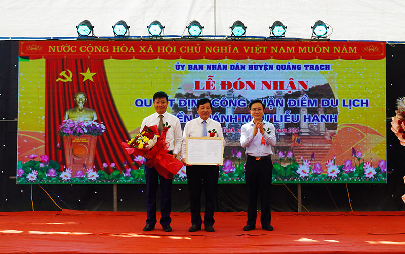 Đồng chí Phó Chủ tịch UBND tỉnh Hoàng Xuân Tân trao quyết định công nhận điểm du lịch Đền Thánh Mẫu Liễu Hạnh cho lãnh đạo huyện Quảng Trạch.