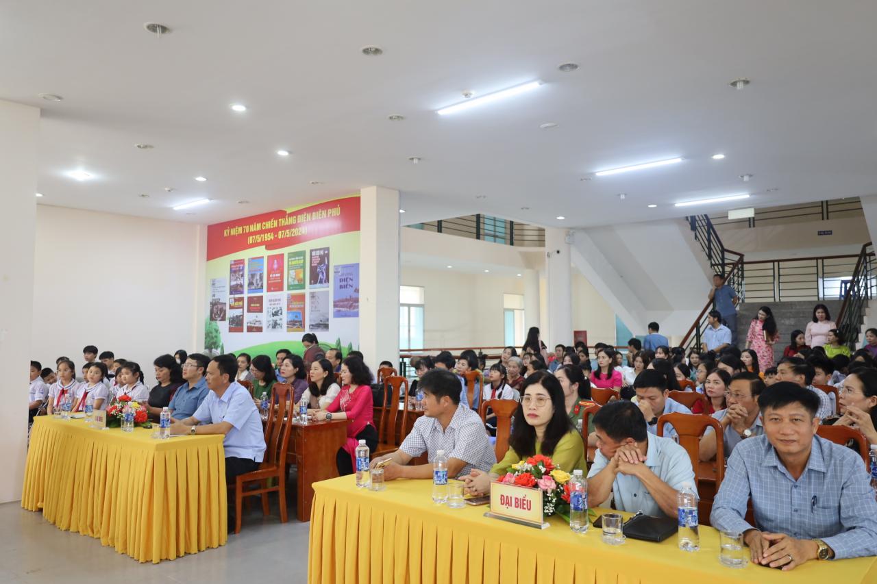 Các đại biểu tham dự chương trình.