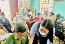 Tăng tiện ích, tạo niềm tin Cán bộ, nhân viên BHXH hướng dẫn người dân mở tài khoản để nhận lương hưu, trợ cấp BHXH qua thẻ ATM.