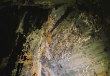  Du khách khám phá động Phong Nha 4.500m bằng thuyền kayak.