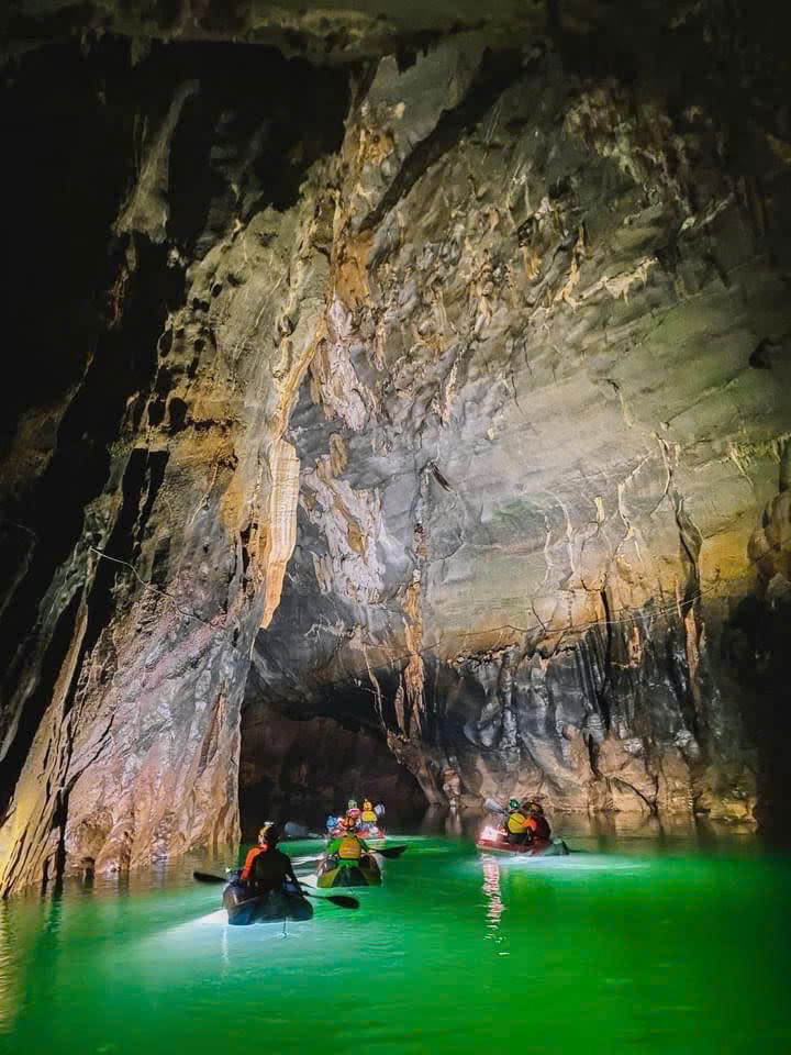  Du khách khám phá động Phong Nha 4.500m bằng thuyền kayak.