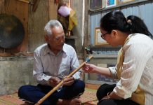 Để tiếng sáo, tiếng chiêng vang vọng mãi Già làng Trần Văn Phúc vẫn say mê với những nhạc cụ truyền thống của đồng bào Bru-Vân Kiều.