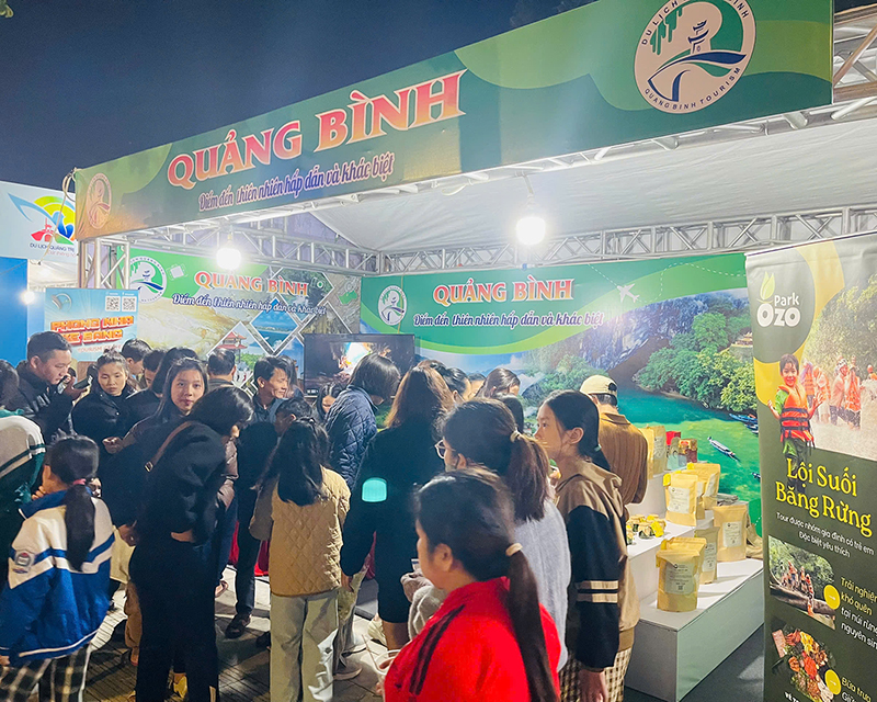 Khách tham quan tìm hiểu thông tin du lịch Quảng Bình.