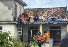 “Cánh tay nối dài” của lực lượng Công an ở cơ sở Lực lượng tham gia bảo vệ ANTT ở cơ sở cùng với lực lượng Công an hỗ trợ nhân dân phòng, chống lũ lụt.