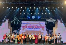 Ban Tổ chức trao giải cho các đoàn xuất sắc.