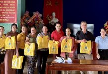 Niềm vui tuổi “xế chiều” BHXH huyện Lệ Thủy chú trọng phát triển người tham gia BHXH tự nguyện tại các hội nghị tuyên truyền về chính sách bảo hiểm.