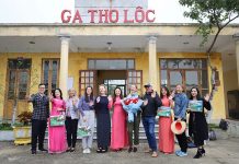 Đại diện Sở Du lịch đón đoàn khách đến Quảng Bình bằng tàu Sjourney.