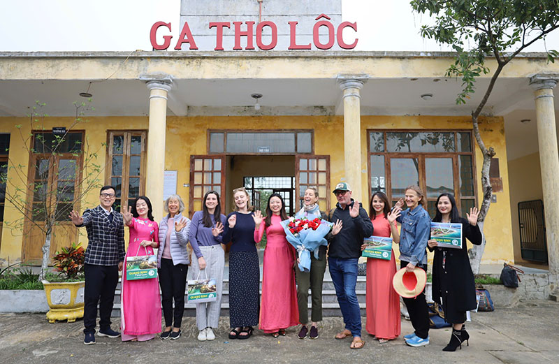 Đại diện Sở Du lịch đón đoàn khách đến Quảng Bình bằng tàu Sjourney.