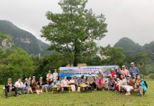 Du khách hào hứng khám phá, trải nghiệm tour du lịch gắn với đời sống văn hóa người Bru-Vân Kiều ở Quảng Bình.