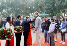  Đại diện lãnh đạo Ban Quản lý VQG PN-KB tặng hoa chào mừng những vị khách du lịch.