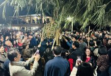 Điểm nhấn của lễ hội là nghi thức đập trống.