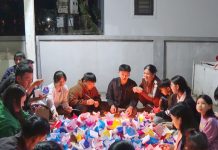 Người dân thôn Tân An kết hoa đăng chuẩn bị cho lễ hội tháng giêng.