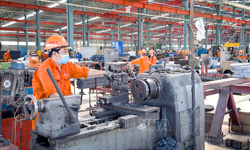 Công nhân lao động mong muốn tăng lương tối thiểu vùng để cải thiện mức sống. Ảnh: TTXVN