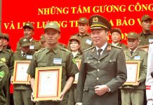 Tổ trưởng tổ bảo vệ an ninh trật tự nhiệt huyết Lãnh đạo Bộ Công an trao kỷ niệm chương vinh danh gương điển hình lực lượng tham gia bảo vệ ANTT ở cơ sở tiêu biểu “Sống trong lòng dân” đối với anh Nguyễn Thế Lợi.